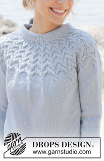 Mermaid Echo / DROPS 254-3 - Gebreide trui in DROPS Merino Extra Fine. Het werk wordt van boven naar beneden gebreid met ronde pas, kabels en dubbele halsrand. Maat: S - XXXL