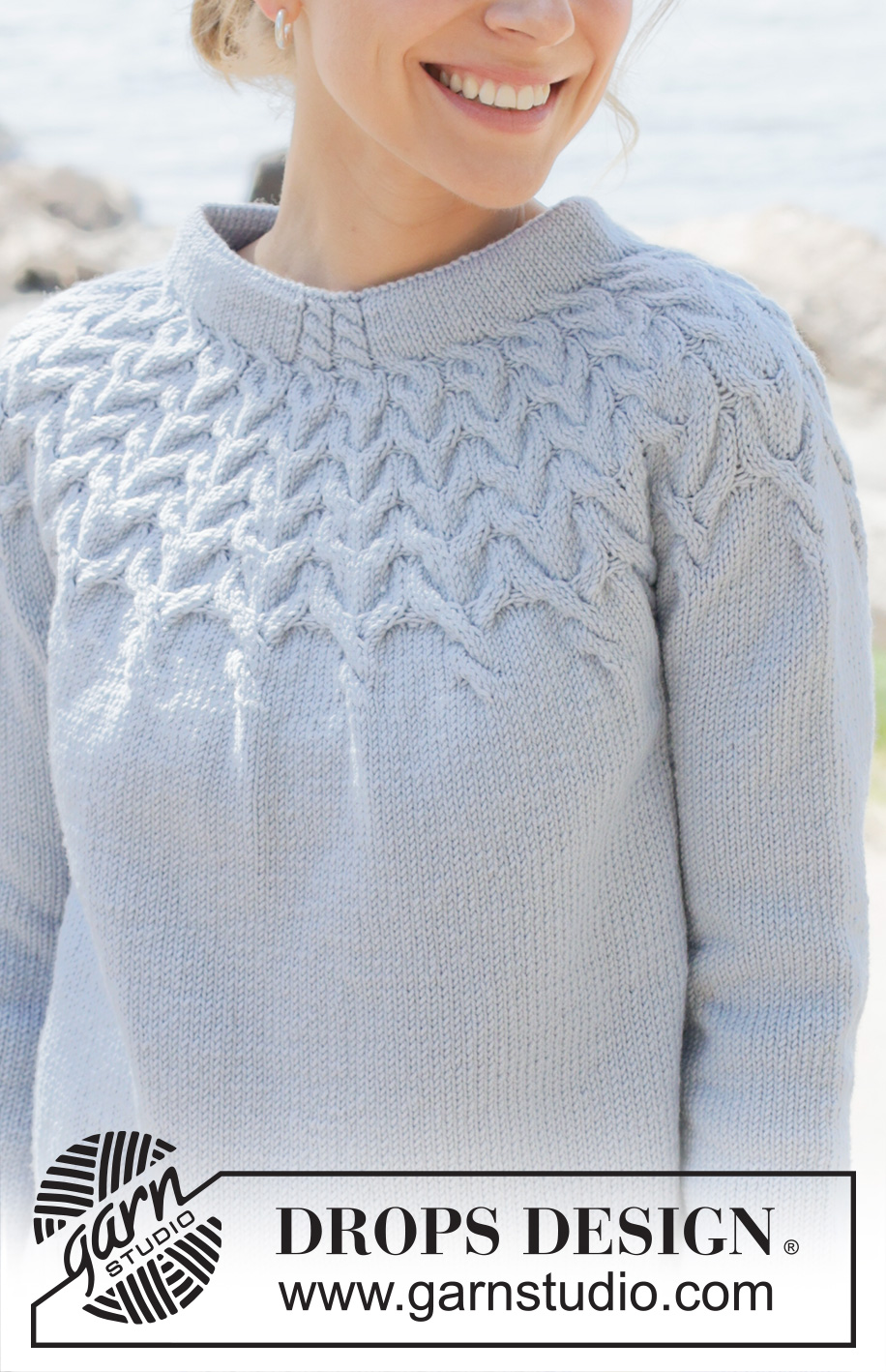 Mermaid Echo / DROPS 254-3 - Gebreide trui in DROPS Merino Extra Fine. Het werk wordt van boven naar beneden gebreid met ronde pas, kabels en dubbele halsrand. Maat: S - XXXL