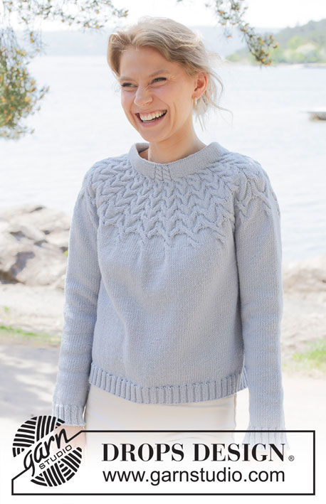 Mermaid Echo / DROPS 254-3 - Gebreide trui in DROPS Merino Extra Fine. Het werk wordt van boven naar beneden gebreid met ronde pas, kabels en dubbele halsrand. Maat: S - XXXL