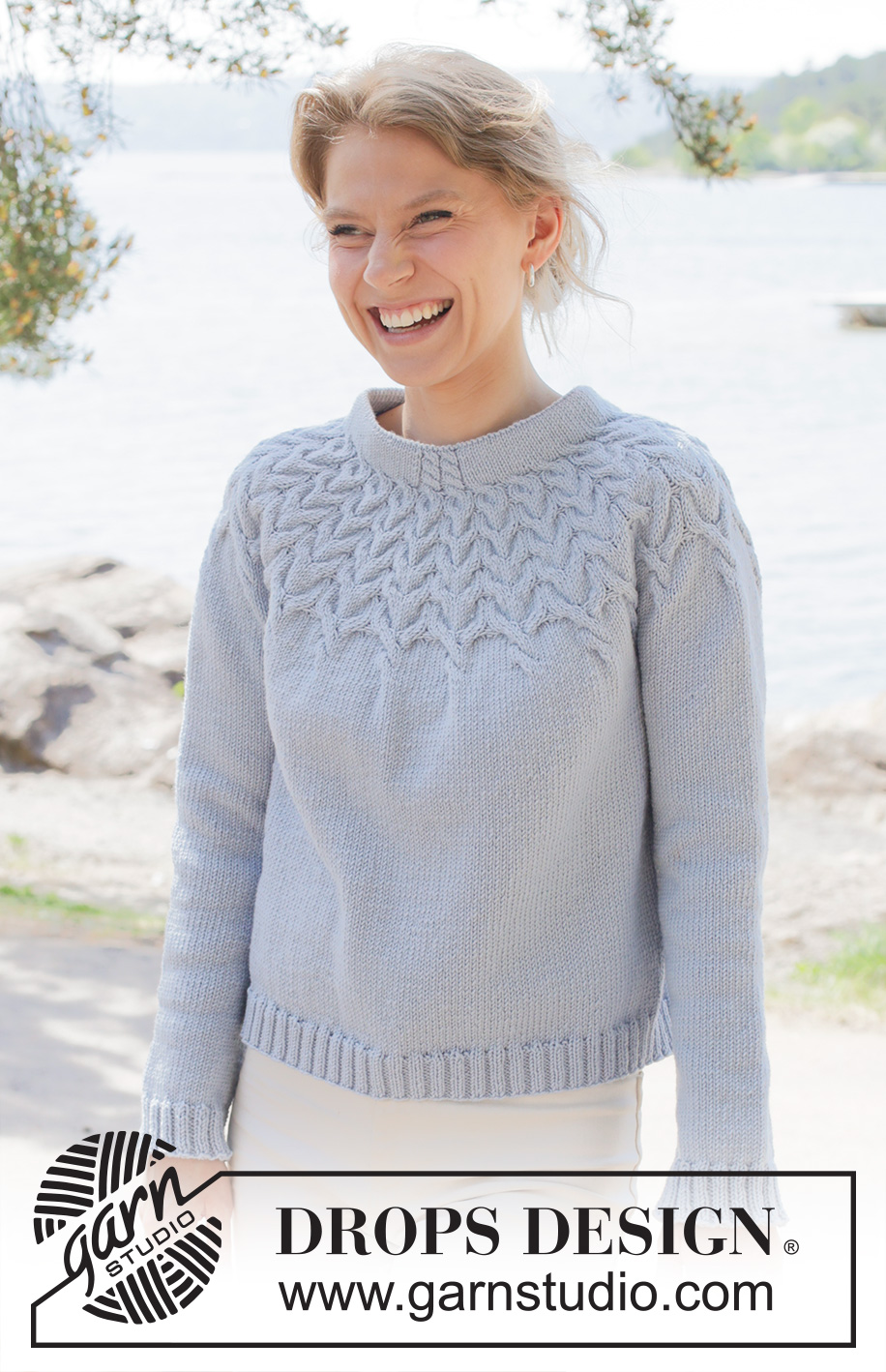 Mermaid Echo / DROPS 254-3 - Gebreide trui in DROPS Merino Extra Fine. Het werk wordt van boven naar beneden gebreid met ronde pas, kabels en dubbele halsrand. Maat: S - XXXL