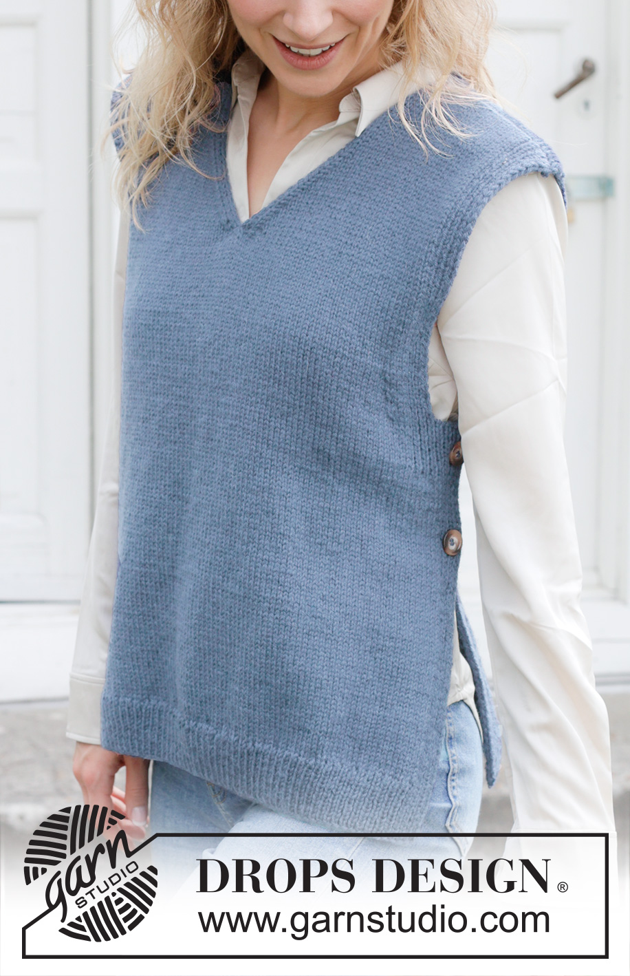 Steel Sky Vest / DROPS 254-38 - Gebreide gilet in DROPS Lima. Het werk wordt van onder naar boven gebreid met V-hals en splitten in de zijkanten en PUNNIKRAND. Maat: S - XXXL