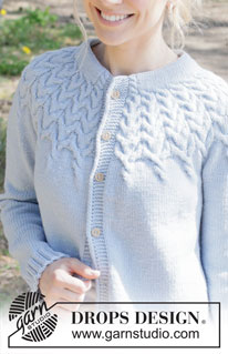 Mermaid Echo Cardigan / DROPS 254-4 - Gebreid vest in DROPS Merino Extra Fine. Het werk wordt van boven naar beneden gebreid met ronde pas, kabels, dubbele halsrand en PUNNIKRAND. Maat: S - XXXL