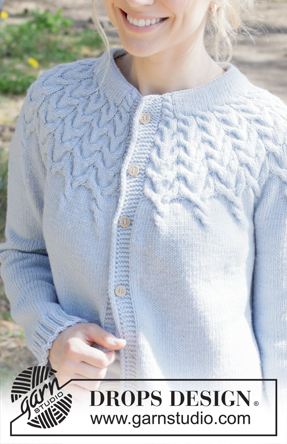 Mermaid Echo Cardigan / DROPS 254-4 - Gebreid vest in DROPS Merino Extra Fine. Het werk wordt van boven naar beneden gebreid met ronde pas, kabels, dubbele halsrand en PUNNIKRAND. Maat: S - XXXL