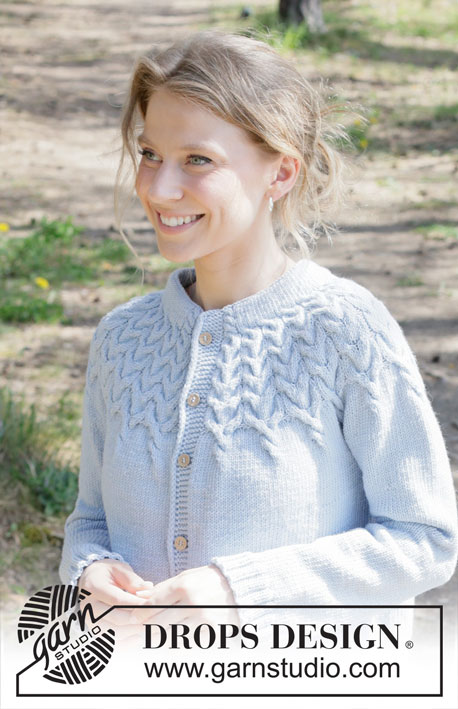 Mermaid Echo Cardigan / DROPS 254-4 - Gebreid vest in DROPS Merino Extra Fine. Het werk wordt van boven naar beneden gebreid met ronde pas, kabels, dubbele halsrand en PUNNIKRAND. Maat: S - XXXL