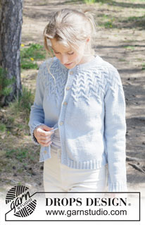 Mermaid Echo Cardigan / DROPS 254-4 - Gebreid vest in DROPS Merino Extra Fine. Het werk wordt van boven naar beneden gebreid met ronde pas, kabels, dubbele halsrand en PUNNIKRAND. Maat: S - XXXL