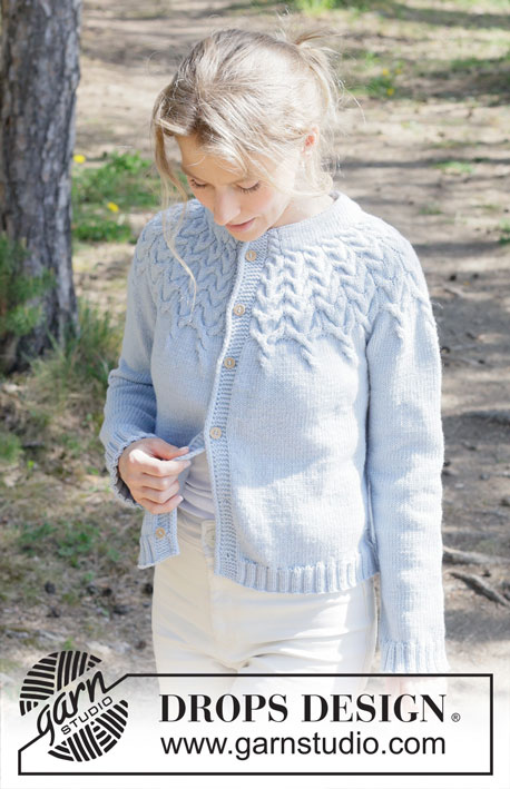 Mermaid Echo Cardigan / DROPS 254-4 - Gebreid vest in DROPS Merino Extra Fine. Het werk wordt van boven naar beneden gebreid met ronde pas, kabels, dubbele halsrand en PUNNIKRAND. Maat: S - XXXL
