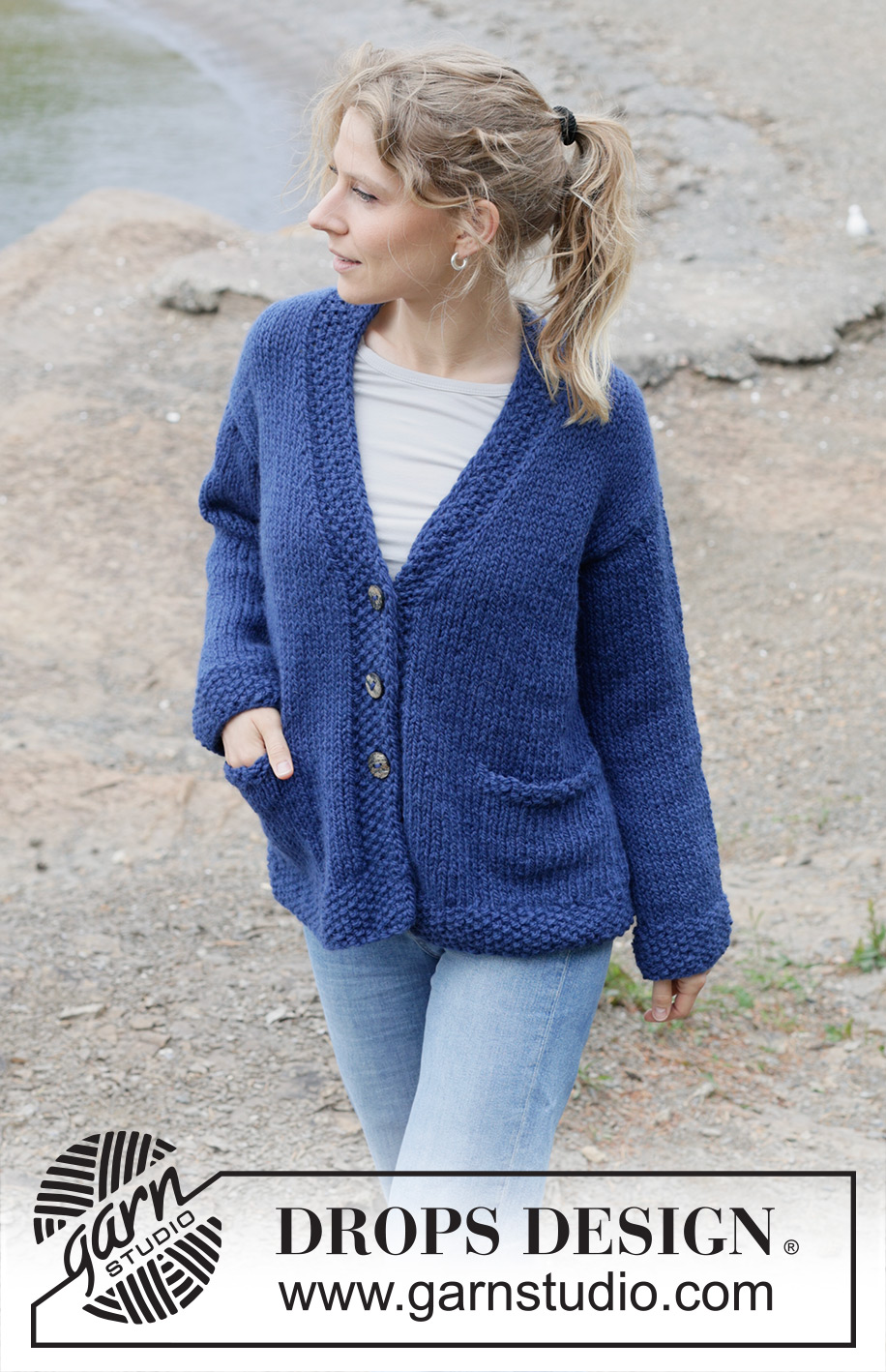 Changing Seasons Cardigan / DROPS 254-42 - Gestrickte Jacke in DROPS Andes. Die Arbeit wird von oben nach unten glatt rechts mit europäischer Schulter / Schulterschrägung, V-Ausschnitt, I-Cord und Taschen gestrickt. Größe S - XXXL.