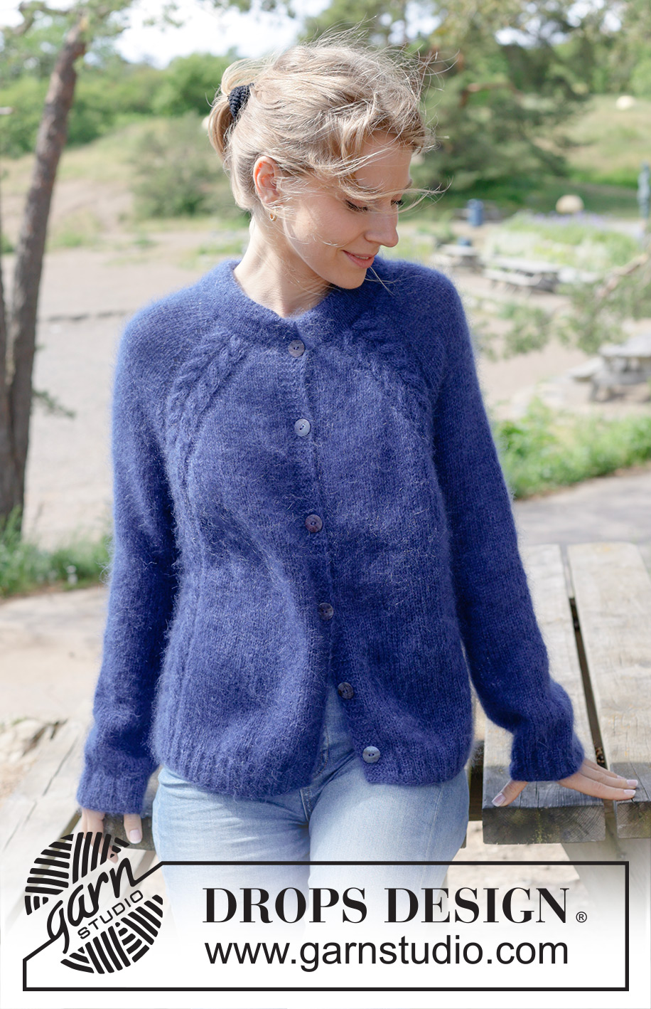 Sea Feather Cardigan / DROPS 254-6 - Gestrickte Jacke in 2 Fäden DROPS Kid-Silk. Die Arbeit wird von oben nach unten mit Raglan, Zopfmuster, doppelter Halsblende und I-Cord gestrickt. Größe S - XXXL.