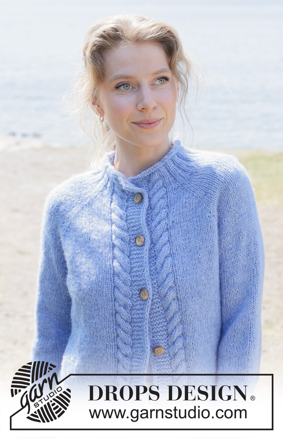 Skyfall Road Cardigan / DROPS 254-9 - Gebreid vest in DROPS Brushed Alpaca Silk en DROPS Alpaca. Het werk wordt van boven naar beneden gebreid met raglan, kabels, rollende halslijn en PUNNIKRAND. Maten S - XXXL.