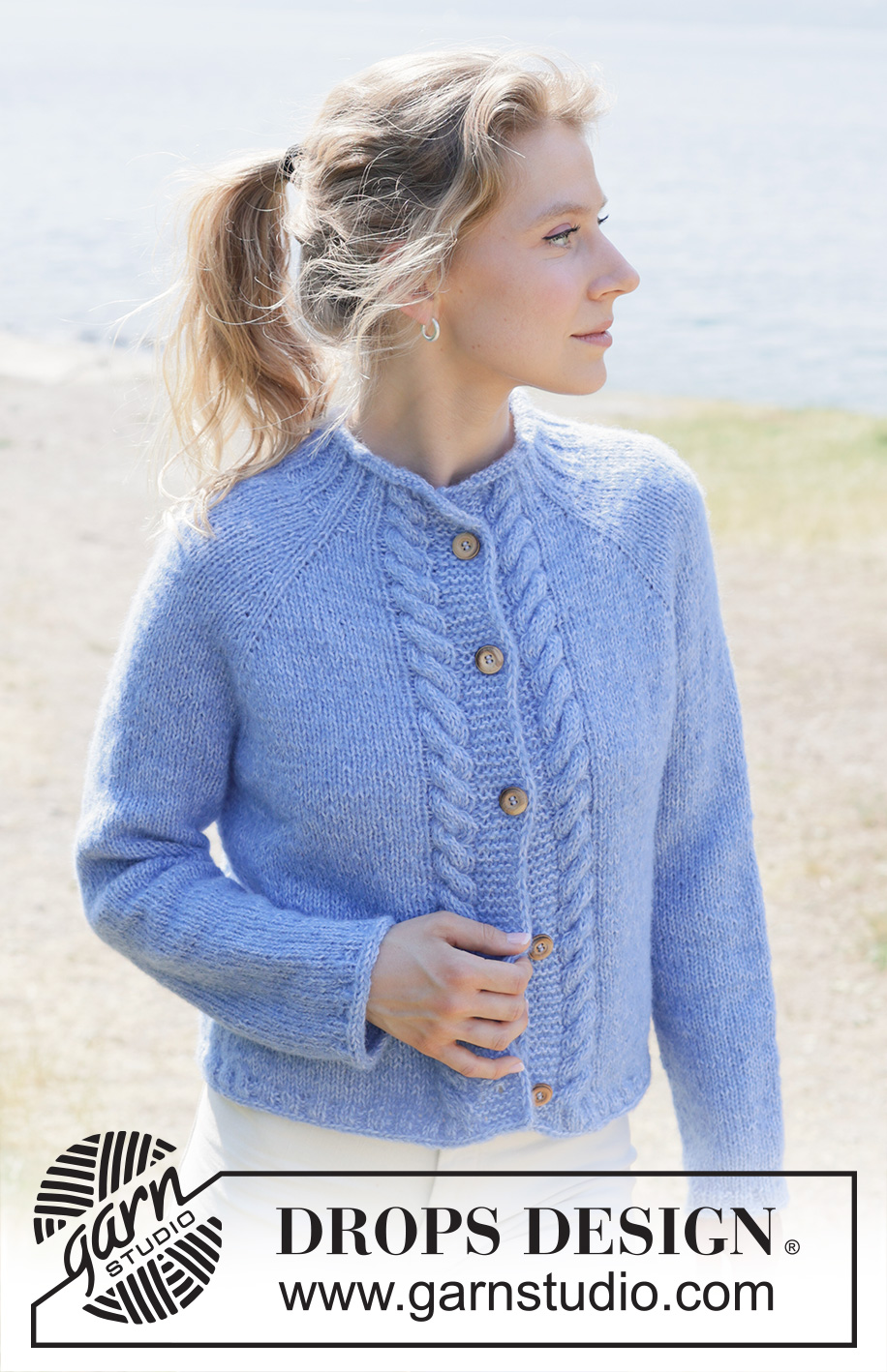 Skyfall Road Cardigan / DROPS 254-9 - Gebreid vest in DROPS Brushed Alpaca Silk en DROPS Alpaca. Het werk wordt van boven naar beneden gebreid met raglan, kabels, rollende halslijn en PUNNIKRAND. Maten S - XXXL.