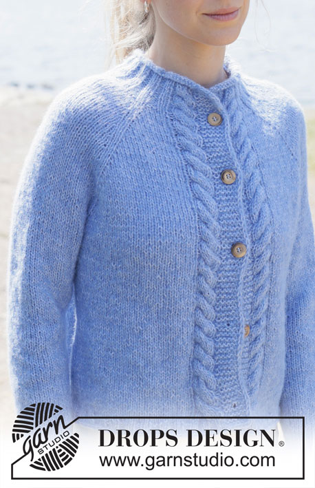Skyfall Road Cardigan / DROPS 254-9 - Gebreid vest in DROPS Brushed Alpaca Silk en DROPS Alpaca. Het werk wordt van boven naar beneden gebreid met raglan, kabels, rollende halslijn en PUNNIKRAND. Maten S - XXXL.