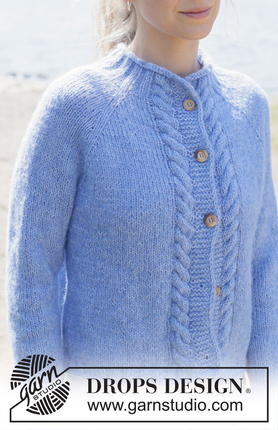 Skyfall Road Cardigan / DROPS 254-9 - Gebreid vest in DROPS Brushed Alpaca Silk en DROPS Alpaca. Het werk wordt van boven naar beneden gebreid met raglan, kabels, rollende halslijn en PUNNIKRAND. Maten S - XXXL.