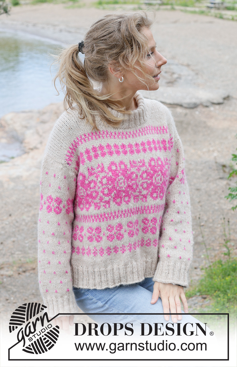 Bright Rose / DROPS 255-10 - Sweter na drutach, przerabiany od góry do dołu z włóczki DROPS Air. Z europejskimi ramionami / skosami ramion, żakardem norweskim i podwójnym wykończeniem dekoltu. Od S do XXXL.