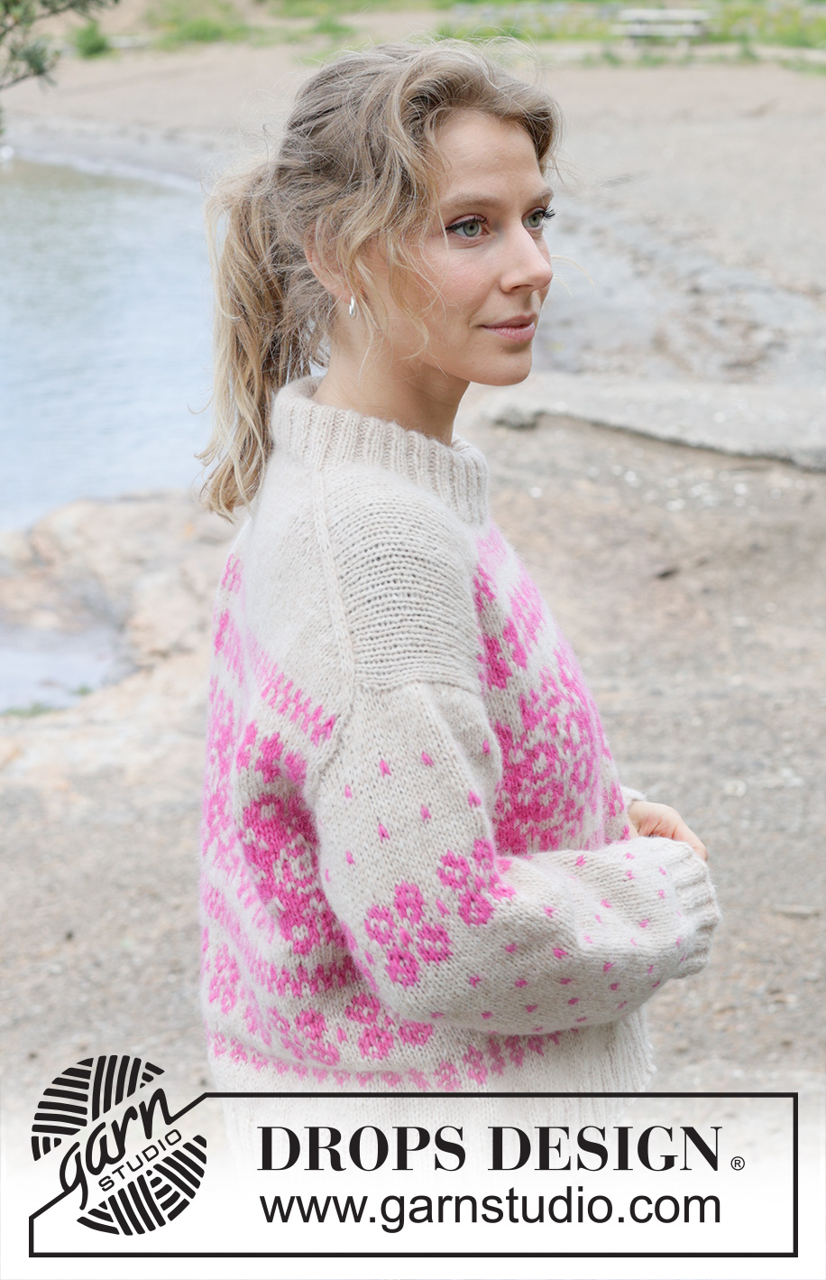 Bright Rose / DROPS 255-10 - Sweter na drutach, przerabiany od góry do dołu z włóczki DROPS Air. Z europejskimi ramionami / skosami ramion, żakardem norweskim i podwójnym wykończeniem dekoltu. Od S do XXXL.