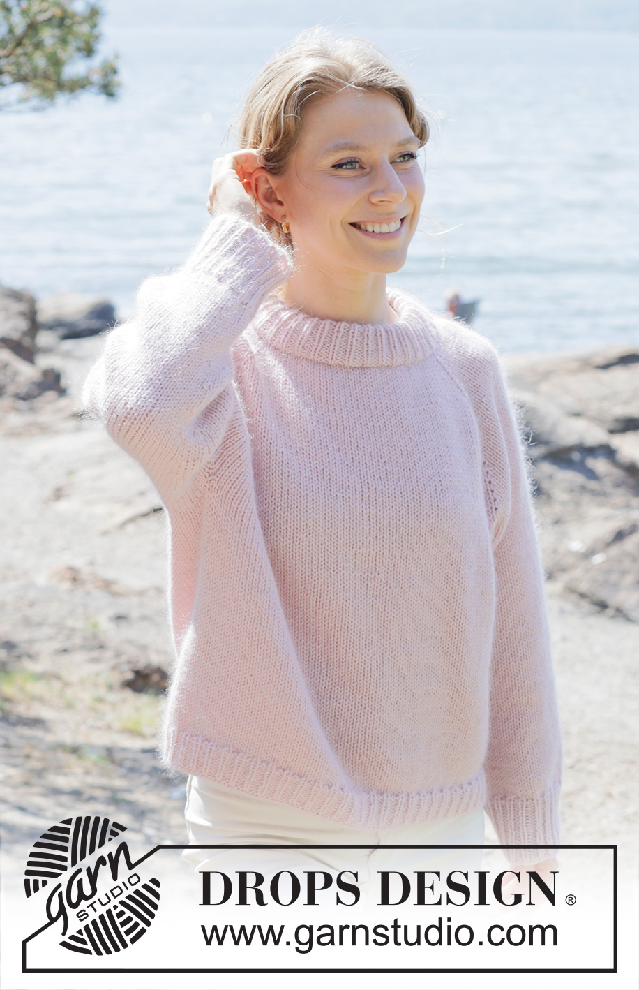 Rose Moon / DROPS 255-11 - Sweter na drutach, przerabiany od góry do dołu, z włóczek DROPS Daisy i DROPS Kid-Silk lub DROPS Merino Extra Fine i DROPS Kid-Silk. Z reglanowymi rękawami i podwójnym wykończeniem dekoltu. Od XS do XXL.