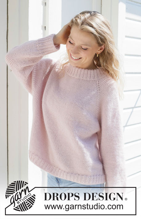 Rose Moon / DROPS 255-11 - Sweter na drutach, przerabiany od góry do dołu, z włóczek DROPS Daisy i DROPS Kid-Silk lub DROPS Merino Extra Fine i DROPS Kid-Silk. Z reglanowymi rękawami i podwójnym wykończeniem dekoltu. Od XS do XXL.
