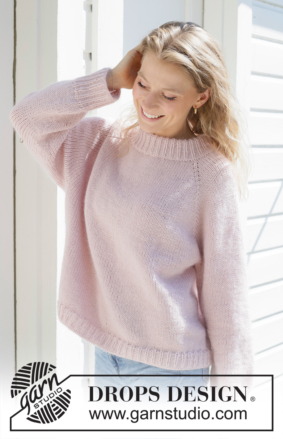 Rose Moon / DROPS 255-11 - Sweter na drutach, przerabiany od góry do dołu, z włóczek DROPS Daisy i DROPS Kid-Silk lub DROPS Merino Extra Fine i DROPS Kid-Silk. Z reglanowymi rękawami i podwójnym wykończeniem dekoltu. Od XS do XXL.