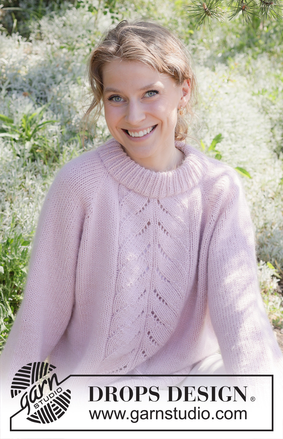 Twilight Trail / DROPS 255-12 - Sweter na drutach, przerabiany od góry do dołu, z włóczek DROPS Daisy i DROPS Kid-Silk lub DROPS Merino Extra Fine i DROPS Kid-Silk. Z reglanowymi rękawami, ściegiem ażurowym i podwójnym wykończeniem dekoltu. Od XS do XXL.