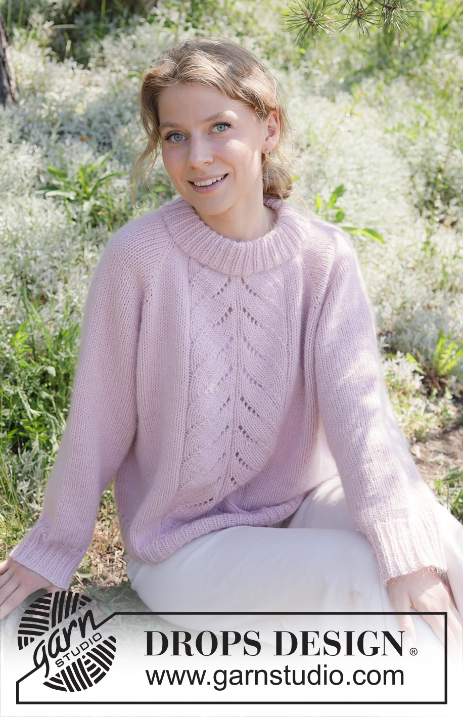 Twilight Trail / DROPS 255-12 - Sweter na drutach, przerabiany od góry do dołu, z włóczek DROPS Daisy i DROPS Kid-Silk lub DROPS Merino Extra Fine i DROPS Kid-Silk. Z reglanowymi rękawami, ściegiem ażurowym i podwójnym wykończeniem dekoltu. Od XS do XXL.