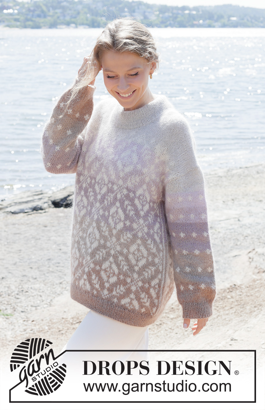 Winter Sunrise / DROPS 255-16 - Gebreide oversized trui in DROPS Alpaca en DROPS Kid-Silk. Het werk wordt van boven naar beneden gebreid met Europeaanse/diagonale schouders, kleur-op-kleur strepen, Scandinavisch patroon en dubbele halsrand. Maten XS - XXL.