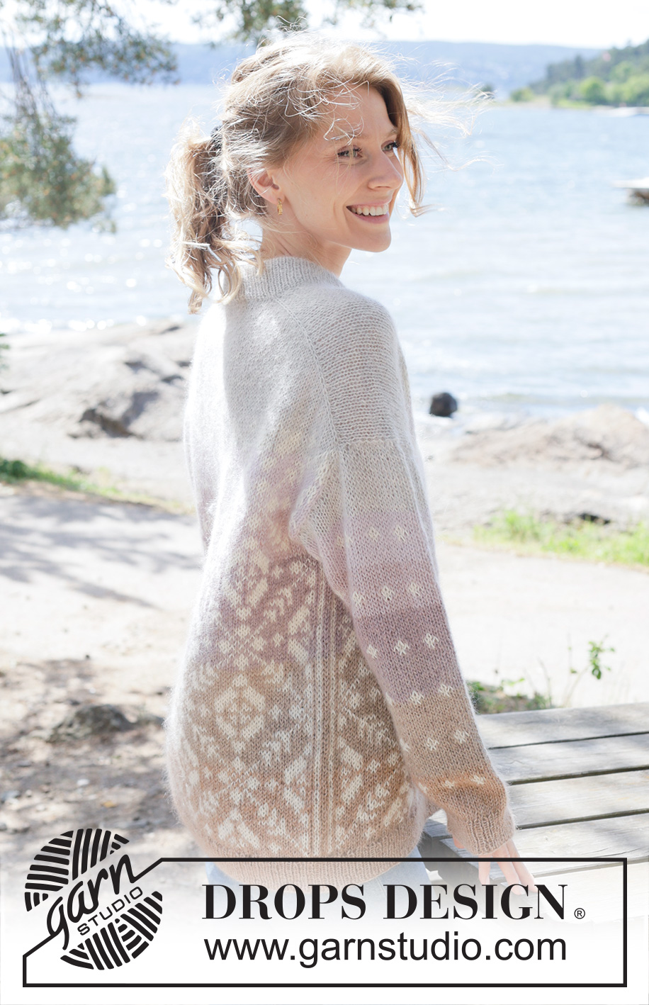Winter Sunrise / DROPS 255-16 - Gebreide oversized trui in DROPS Alpaca en DROPS Kid-Silk. Het werk wordt van boven naar beneden gebreid met Europeaanse/diagonale schouders, kleur-op-kleur strepen, Scandinavisch patroon en dubbele halsrand. Maten XS - XXL.