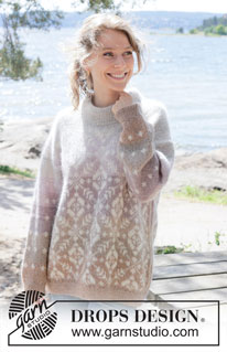 Winter Sunrise / DROPS 255-16 - Gebreide oversized trui in DROPS Alpaca en DROPS Kid-Silk. Het werk wordt van boven naar beneden gebreid met Europeaanse/diagonale schouders, kleur-op-kleur strepen, Scandinavisch patroon en dubbele halsrand. Maten XS - XXL.