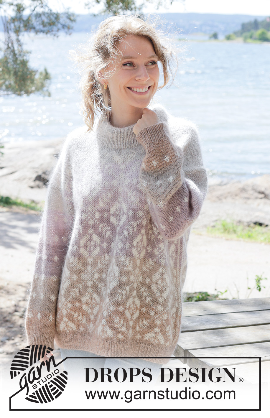 Winter Sunrise / DROPS 255-16 - Gebreide oversized trui in DROPS Alpaca en DROPS Kid-Silk. Het werk wordt van boven naar beneden gebreid met Europeaanse/diagonale schouders, kleur-op-kleur strepen, Scandinavisch patroon en dubbele halsrand. Maten XS - XXL.