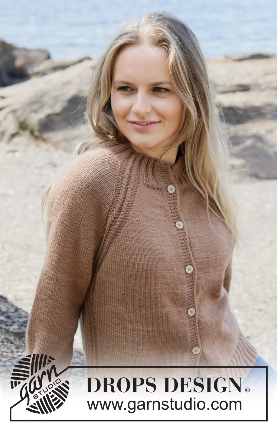 Under the Oak Cardigan / DROPS 255-22 - Strikket cardigan i DROPS Daisy eller DROPS Fiesta. Arbejdet strikkes oppefra og ned med raglan, snoninger og i-cord. Størrelse S - XXXL.