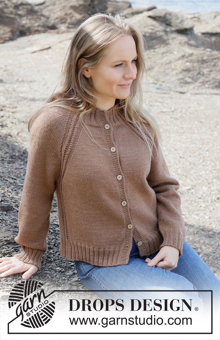 Under the Oak Cardigan / DROPS 255-22 - Strikket cardigan i DROPS Daisy eller DROPS Fiesta. Arbejdet strikkes oppefra og ned med raglan, snoninger og i-cord. Størrelse S - XXXL.