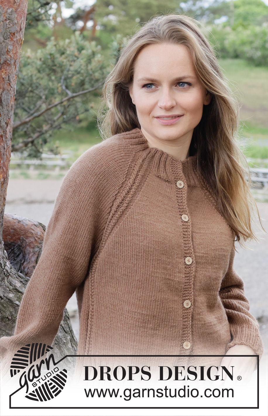 Under the Oak Cardigan / DROPS 255-22 - Strikket cardigan i DROPS Daisy eller DROPS Fiesta. Arbejdet strikkes oppefra og ned med raglan, snoninger og i-cord. Størrelse S - XXXL.