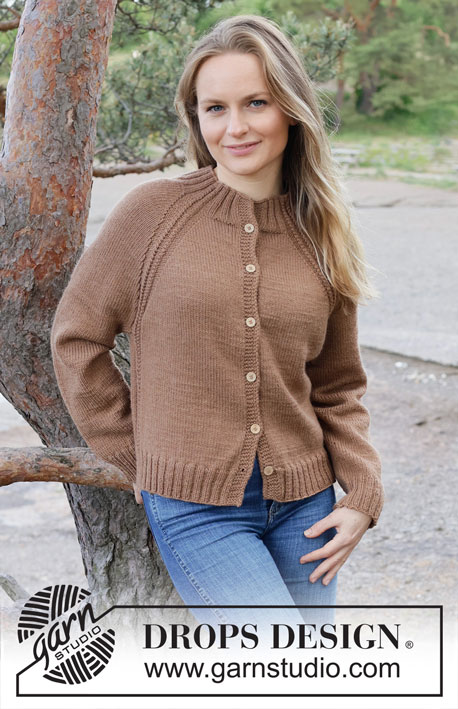 Under the Oak Cardigan / DROPS 255-22 - Strikket cardigan i DROPS Daisy eller DROPS Fiesta. Arbejdet strikkes oppefra og ned med raglan, snoninger og i-cord. Størrelse S - XXXL.