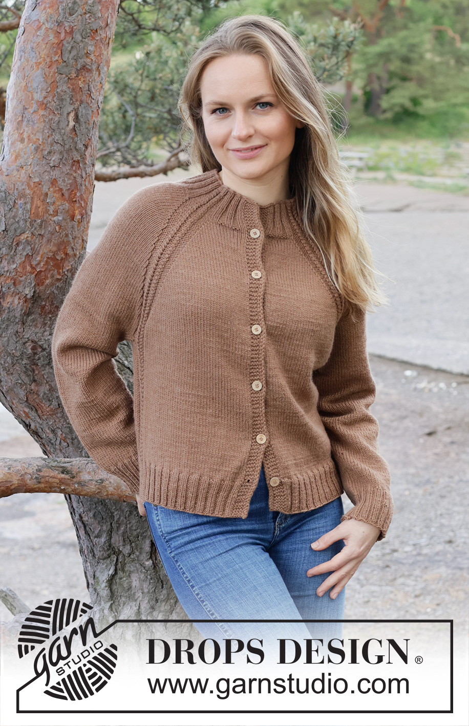 Under the Oak Cardigan / DROPS 255-22 - Strikket cardigan i DROPS Daisy eller DROPS Fiesta. Arbejdet strikkes oppefra og ned med raglan, snoninger og i-cord. Størrelse S - XXXL.