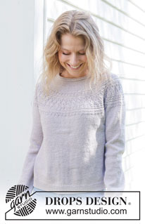 Infinite Sweetness / DROPS 255-24 - Strikket bluse i DROPS BabyMerino. Arbejdet strikkes oppefra og ned med rundt bærestykke, reliefmønster, snoninger og rullekant. Størrelse S - XXXL.