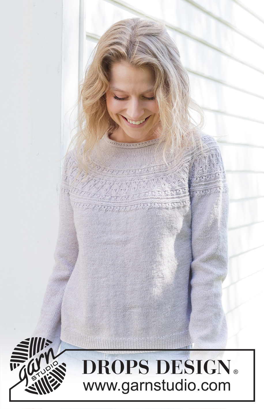 Infinite Sweetness / DROPS 255-24 - Strikket bluse i DROPS BabyMerino. Arbejdet strikkes oppefra og ned med rundt bærestykke, reliefmønster, snoninger og rullekant. Størrelse S - XXXL.