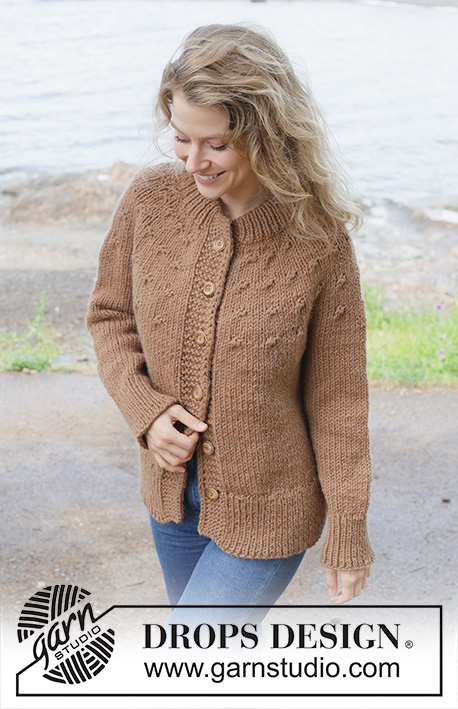 Chestnut Season Cardigan / DROPS 255-29 - Ylhäältä alas neulottu jakku DROPS Andes- tai DROPS Snow-langasta. Työssä on sileää neuletta, kaarroke, kaksinkertainen pääntien reunus, i-cord-reunus ja sivuhalkiot. Koot S-XXXL.