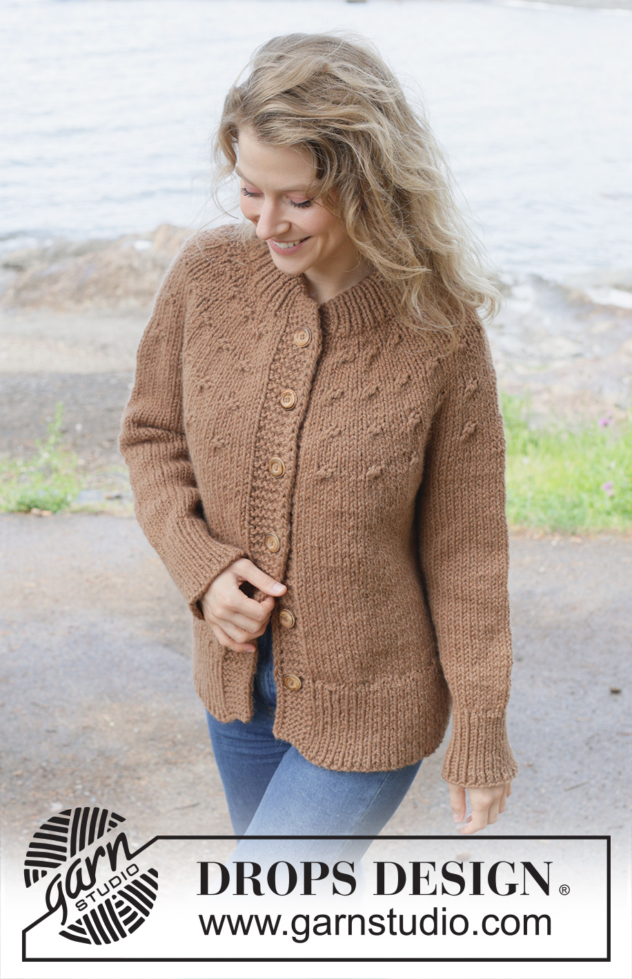 Chestnut Season Cardigan / DROPS 255-29 - Ylhäältä alas neulottu jakku DROPS Andes- tai DROPS Snow-langasta. Työssä on sileää neuletta, kaarroke, kaksinkertainen pääntien reunus, i-cord-reunus ja sivuhalkiot. Koot S-XXXL.