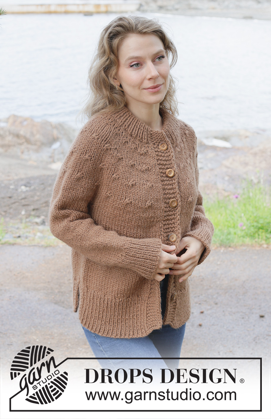 Chestnut Season Cardigan / DROPS 255-29 - Ylhäältä alas neulottu jakku DROPS Andes- tai DROPS Snow-langasta. Työssä on sileää neuletta, kaarroke, kaksinkertainen pääntien reunus, i-cord-reunus ja sivuhalkiot. Koot S-XXXL.