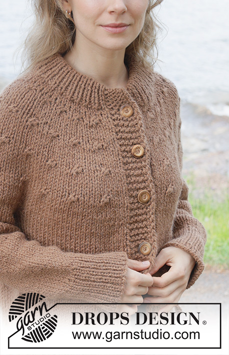 Chestnut Season Cardigan / DROPS 255-29 - Ylhäältä alas neulottu jakku DROPS Andes- tai DROPS Snow-langasta. Työssä on sileää neuletta, kaarroke, kaksinkertainen pääntien reunus, i-cord-reunus ja sivuhalkiot. Koot S-XXXL.