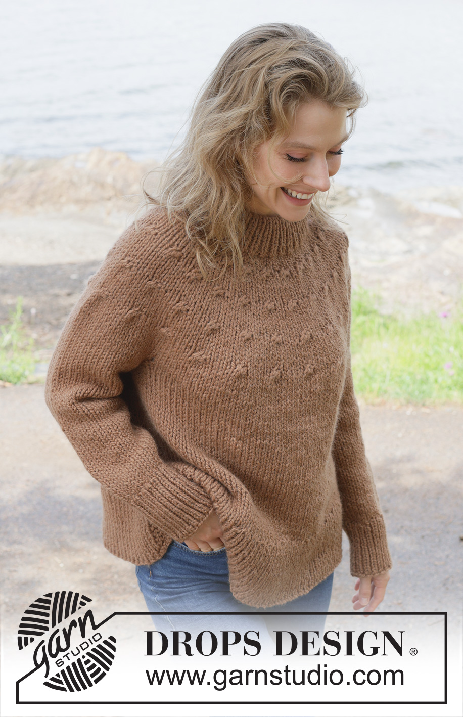 Chestnut Season / DROPS 255-30 - Gestrickter Pullover in DROPS Andes oder DROPS Snow. Die Arbeit wird von oben nach unten glatt rechts mit Rundpasse, doppelter Halsblende, I-Cord und Seitenschlitzen gestrickt. Größe S - XXXL.