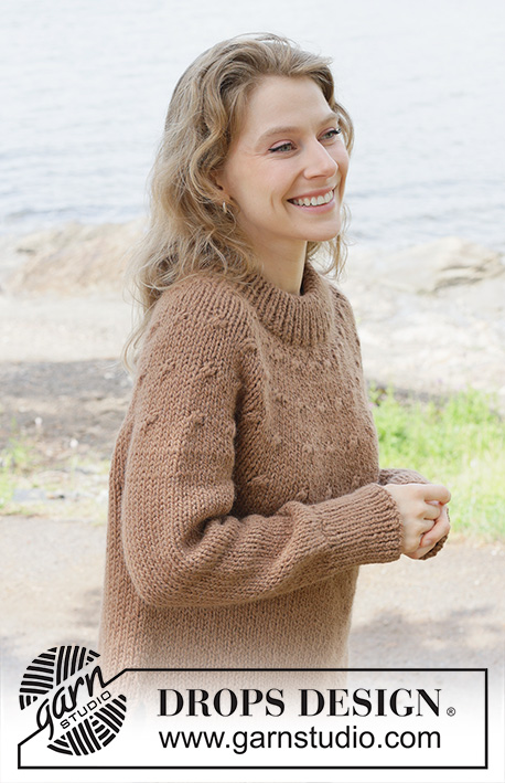 Chestnut Season / DROPS 255-30 - Gestrickter Pullover in DROPS Andes oder DROPS Snow. Die Arbeit wird von oben nach unten glatt rechts mit Rundpasse, doppelter Halsblende, I-Cord und Seitenschlitzen gestrickt. Größe S - XXXL.