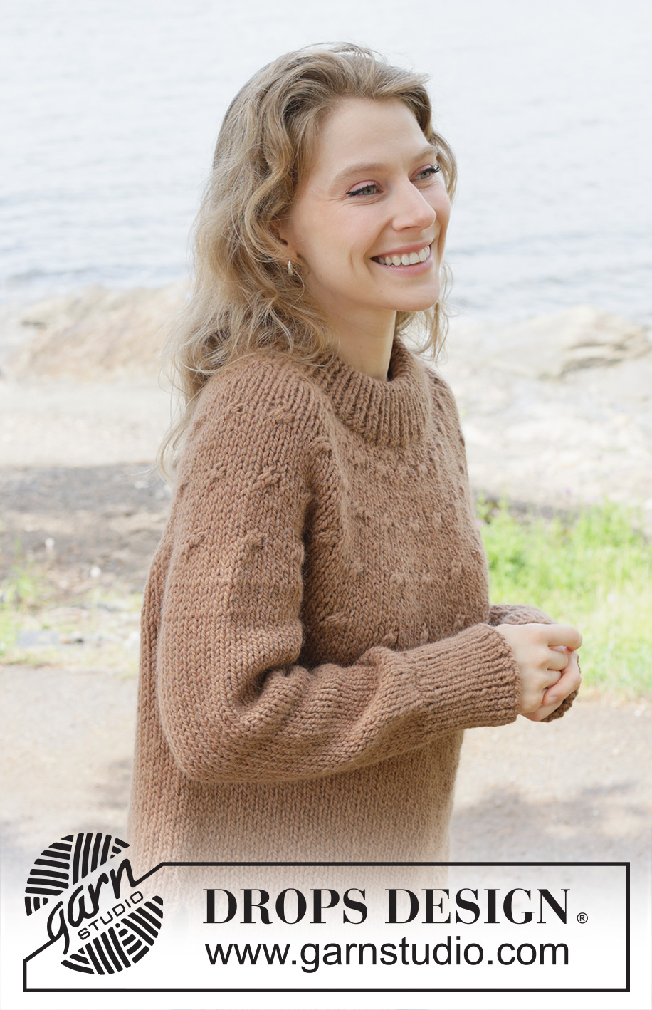 Chestnut Season / DROPS 255-30 - Gestrickter Pullover in DROPS Andes oder DROPS Snow. Die Arbeit wird von oben nach unten glatt rechts mit Rundpasse, doppelter Halsblende, I-Cord und Seitenschlitzen gestrickt. Größe S - XXXL.