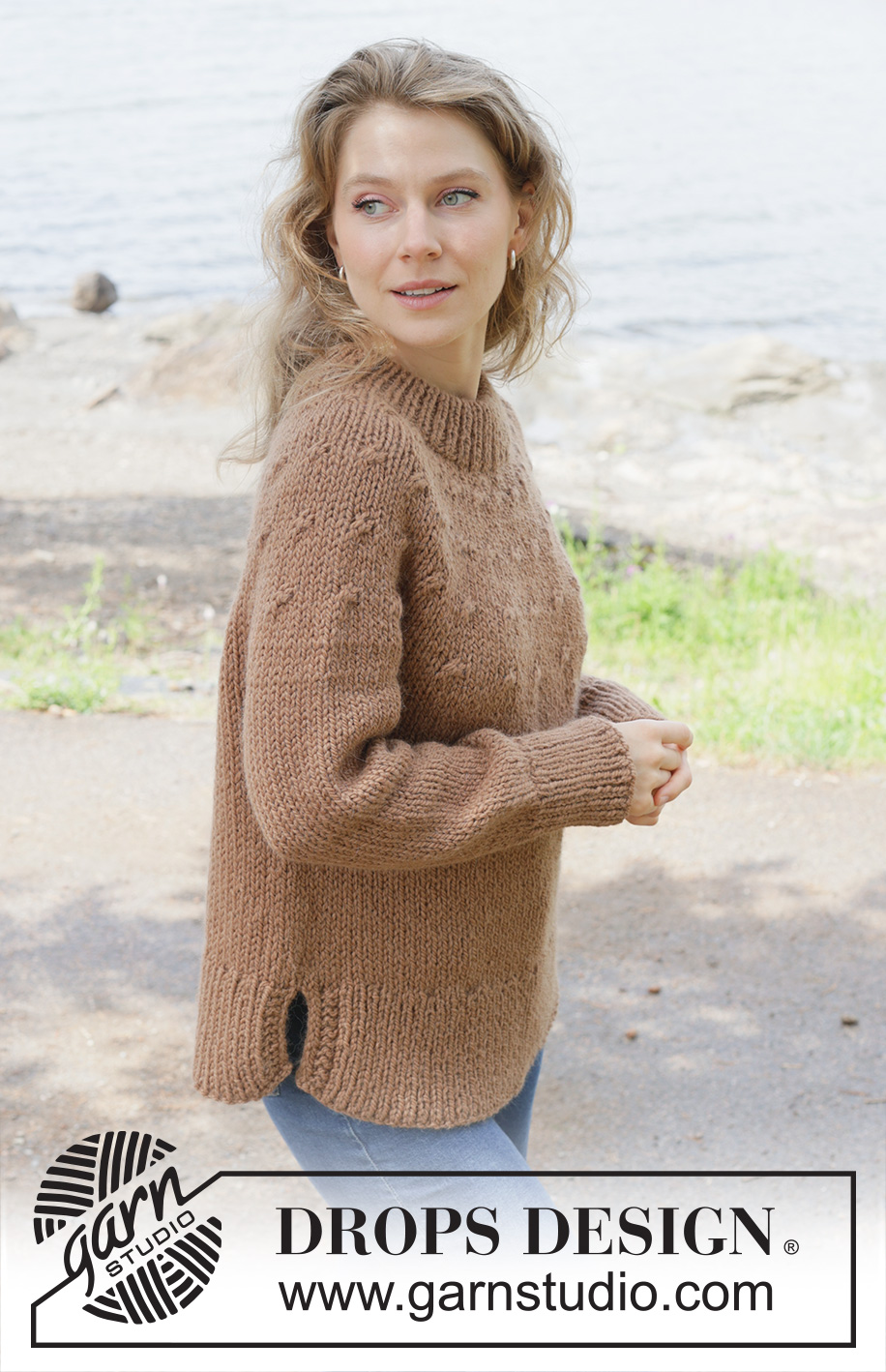 Chestnut Season / DROPS 255-30 - Gestrickter Pullover in DROPS Andes oder DROPS Snow. Die Arbeit wird von oben nach unten glatt rechts mit Rundpasse, doppelter Halsblende, I-Cord und Seitenschlitzen gestrickt. Größe S - XXXL.