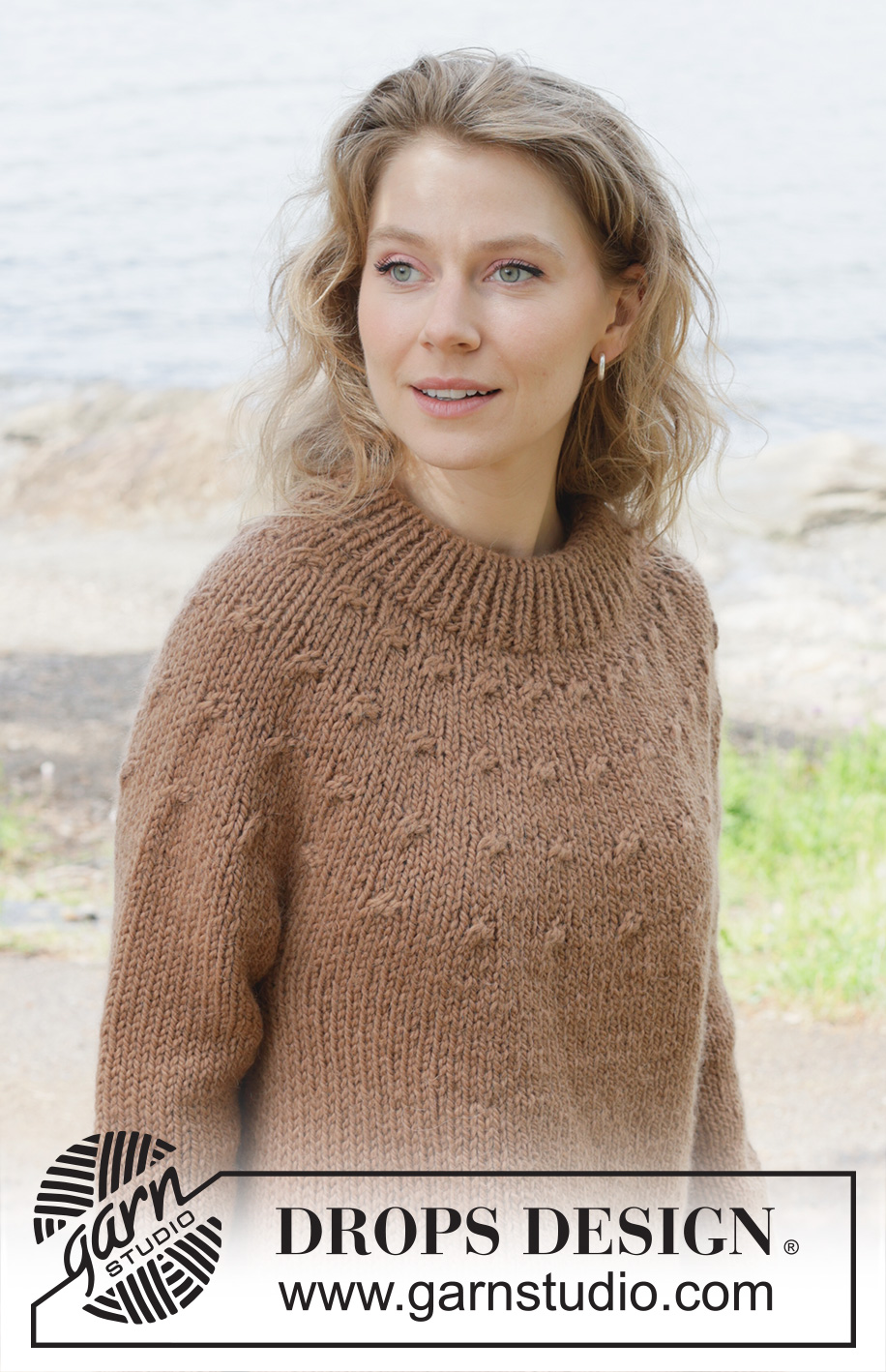 Chestnut Season / DROPS 255-30 - Gestrickter Pullover in DROPS Andes oder DROPS Snow. Die Arbeit wird von oben nach unten glatt rechts mit Rundpasse, doppelter Halsblende, I-Cord und Seitenschlitzen gestrickt. Größe S - XXXL.