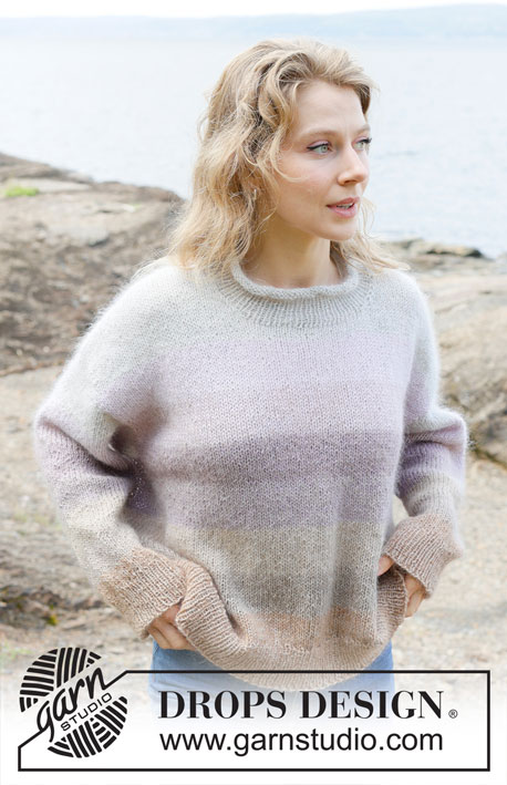 Sea Haze / DROPS 255-31 - Strikket oversize bluse i DROPS Alpaca og DROPS Kid-Silk. Arbejdet strikkes oppefra og ned med europæisk skulder / skrå skulder og ton-i-ton striber. Størrelse XS - XXL.