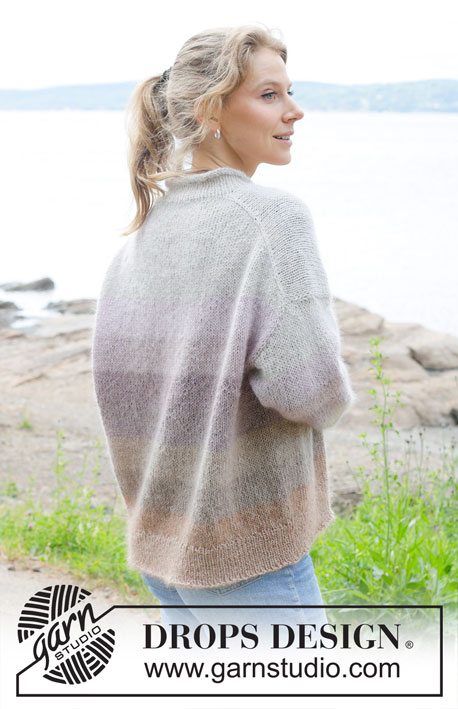Sea Haze / DROPS 255-31 - Strikket oversize bluse i DROPS Alpaca og DROPS Kid-Silk. Arbejdet strikkes oppefra og ned med europæisk skulder / skrå skulder og ton-i-ton striber. Størrelse XS - XXL.