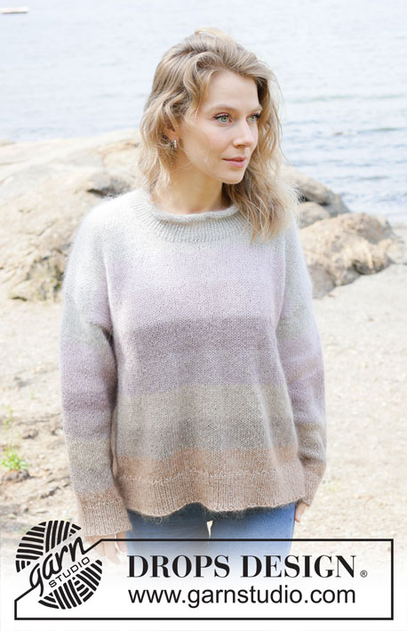 Sea Haze / DROPS 255-31 - Strikket oversize bluse i DROPS Alpaca og DROPS Kid-Silk. Arbejdet strikkes oppefra og ned med europæisk skulder / skrå skulder og ton-i-ton striber. Størrelse XS - XXL.