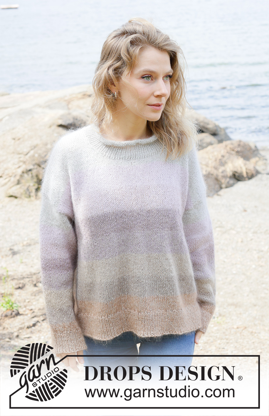 Sea Haze / DROPS 255-31 - Strikket oversize bluse i DROPS Alpaca og DROPS Kid-Silk. Arbejdet strikkes oppefra og ned med europæisk skulder / skrå skulder og ton-i-ton striber. Størrelse XS - XXL.