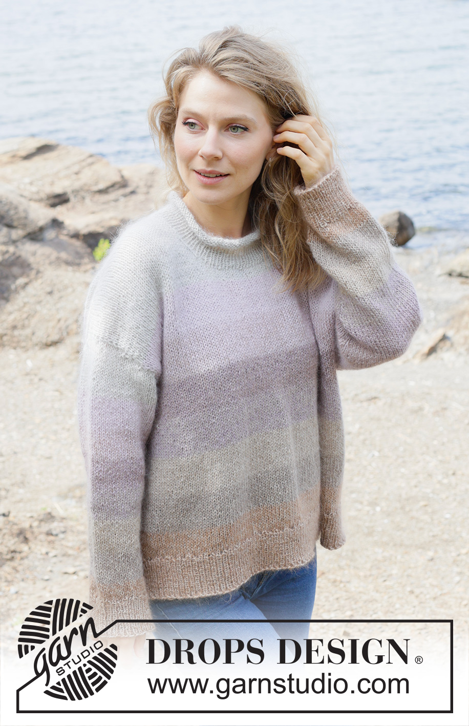 Sea Haze / DROPS 255-31 - Strikket oversize bluse i DROPS Alpaca og DROPS Kid-Silk. Arbejdet strikkes oppefra og ned med europæisk skulder / skrå skulder og ton-i-ton striber. Størrelse XS - XXL.