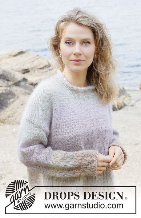 Sea Haze / DROPS 255-31 - Strikket oversize bluse i DROPS Alpaca og DROPS Kid-Silk. Arbejdet strikkes oppefra og ned med europæisk skulder / skrå skulder og ton-i-ton striber. Størrelse XS - XXL.