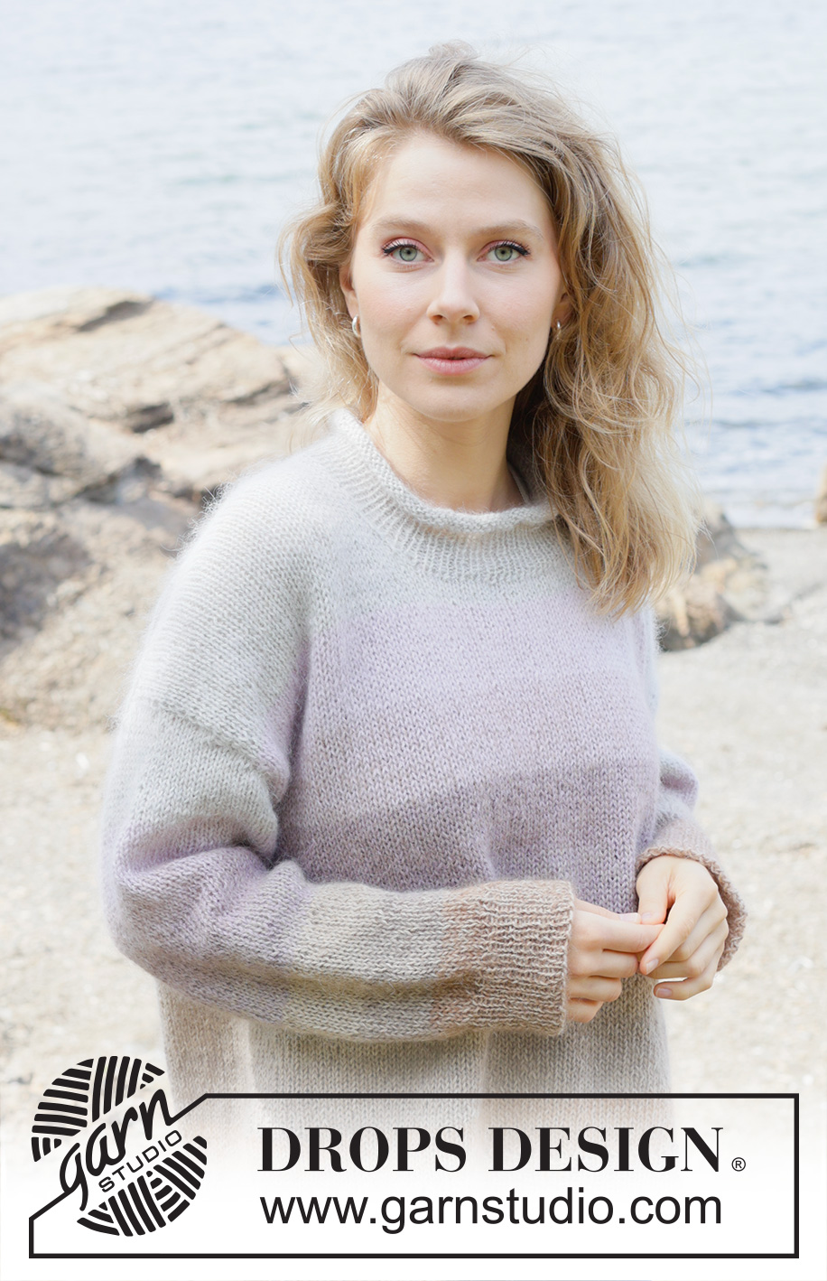 Sea Haze / DROPS 255-31 - Strikket oversize bluse i DROPS Alpaca og DROPS Kid-Silk. Arbejdet strikkes oppefra og ned med europæisk skulder / skrå skulder og ton-i-ton striber. Størrelse XS - XXL.